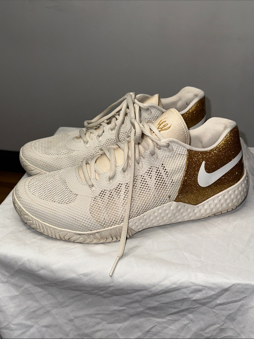 Nike Women’s Serena Williams Off White with Gold Heel Athletic Sneakers - Picture 3 of 5
